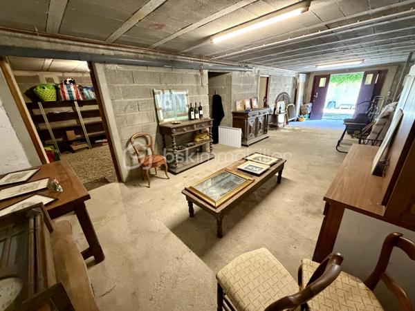 Située dans un secteur recherché de Laroche Saint Cydroine.

Venez découvrir cette charmante maison individuelle de 112m² avec sous-sol total de 100m² sur une parcelle clôturée de 1236m².

Une entrée de 9m² avec placard desservant un double salon lumineux de 33m² avec cheminée, une cuisine de 11,5m², deux chambre de 12m², une salle d'eau de 5m² avec WC et un WC séparé.
Puis un sous sol total de 100m² comprenant deux chambres de 10m² et 16m², une piece de 15m², un garage de 37m² et un grand atelier de 22,5m² et une cave de 12,5m².

Vous bénéficierez également d'un grand jardin tout autour de la maison idéal pour votre famille et recevoir des invités.

LES BONUS :
- Double vitrage PVC de 2012
- Store banne

LES COMMODITES :
- Centre-bourg de Laroche-Saint-Cydroine à quelques minutes avec boulangerie, épicerie, pharmacie, tabac, restaurants et services de proximité
- Supermarchés (Intermarché, Carrefour Market, Aldi...) à moins de 10 minutes en voiture
- Gare SNCF de Laroche–Migennes à 5 minutes en voiture (liaisons vers Auxerre, Sens, Paris-Bercy et Dijon)
- Écoles maternelle et primaire dans la commune, collège et lycée accessibles rapidement à Migennes ou Auxerre
- Accès rapide à la D606, à l'A6 (environ 15 minutes) et à l'A5 via Sens
- Nombreux commerces et services à Migennes et Auxerre
- Proximité des bords de l'Yonne et du canal de Bourgogne
- Paris accessible en environ 1h30 en train depuis la gare de Laroche–Migennes

Disponible 7jrs/7 n'hésitez pas à me contacter pour plus d'informations et organiser une visite.

VIDÉO DISPONIBLE EN LIEN SUR L’ANNONCE OU SUR DEMANDE