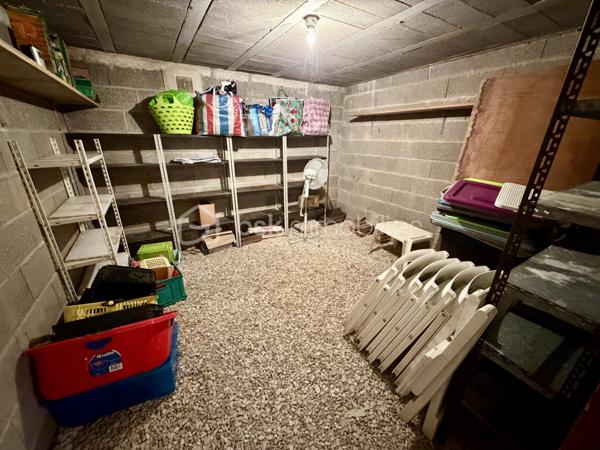 Située dans un secteur recherché de Laroche Saint Cydroine.

Venez découvrir cette charmante maison individuelle de 112m² avec sous-sol total de 100m² sur une parcelle clôturée de 1236m².

Une entrée de 9m² avec placard desservant un double salon lumineux de 33m² avec cheminée, une cuisine de 11,5m², deux chambre de 12m², une salle d'eau de 5m² avec WC et un WC séparé.
Puis un sous sol total de 100m² comprenant deux chambres de 10m² et 16m², une piece de 15m², un garage de 37m² et un grand atelier de 22,5m² et une cave de 12,5m².

Vous bénéficierez également d'un grand jardin tout autour de la maison idéal pour votre famille et recevoir des invités.

LES BONUS :
- Double vitrage PVC de 2012
- Store banne

LES COMMODITES :
- Centre-bourg de Laroche-Saint-Cydroine à quelques minutes avec boulangerie, épicerie, pharmacie, tabac, restaurants et services de proximité
- Supermarchés (Intermarché, Carrefour Market, Aldi...) à moins de 10 minutes en voiture
- Gare SNCF de Laroche–Migennes à 5 minutes en voiture (liaisons vers Auxerre, Sens, Paris-Bercy et Dijon)
- Écoles maternelle et primaire dans la commune, collège et lycée accessibles rapidement à Migennes ou Auxerre
- Accès rapide à la D606, à l'A6 (environ 15 minutes) et à l'A5 via Sens
- Nombreux commerces et services à Migennes et Auxerre
- Proximité des bords de l'Yonne et du canal de Bourgogne
- Paris accessible en environ 1h30 en train depuis la gare de Laroche–Migennes

Disponible 7jrs/7 n'hésitez pas à me contacter pour plus d'informations et organiser une visite.

VIDÉO DISPONIBLE EN LIEN SUR L’ANNONCE OU SUR DEMANDE