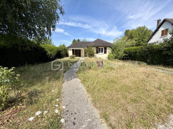 Située dans un secteur recherché de Laroche Saint Cydroine.

Venez découvrir cette charmante maison individuelle de 112m² avec sous-sol total de 100m² sur une parcelle clôturée de 1236m².

Une entrée de 9m² avec placard desservant un double salon lumineux de 33m² avec cheminée, une cuisine de 11,5m², deux chambre de 12m², une salle d'eau de 5m² avec WC et un WC séparé.
Puis un sous sol total de 100m² comprenant deux chambres de 10m² et 16m², une piece de 15m², un garage de 37m² et un grand atelier de 22,5m² et une cave de 12,5m².

Vous bénéficierez également d'un grand jardin tout autour de la maison idéal pour votre famille et recevoir des invités.

LES BONUS :
- Double vitrage PVC de 2012
- Store banne

LES COMMODITES :
- Centre-bourg de Laroche-Saint-Cydroine à quelques minutes avec boulangerie, épicerie, pharmacie, tabac, restaurants et services de proximité
- Supermarchés (Intermarché, Carrefour Market, Aldi...) à moins de 10 minutes en voiture
- Gare SNCF de Laroche–Migennes à 5 minutes en voiture (liaisons vers Auxerre, Sens, Paris-Bercy et Dijon)
- Écoles maternelle et primaire dans la commune, collège et lycée accessibles rapidement à Migennes ou Auxerre
- Accès rapide à la D606, à l'A6 (environ 15 minutes) et à l'A5 via Sens
- Nombreux commerces et services à Migennes et Auxerre
- Proximité des bords de l'Yonne et du canal de Bourgogne
- Paris accessible en environ 1h30 en train depuis la gare de Laroche–Migennes

Disponible 7jrs/7 n'hésitez pas à me contacter pour plus d'informations et organiser une visite.

VIDÉO DISPONIBLE EN LIEN SUR L’ANNONCE OU SUR DEMANDE