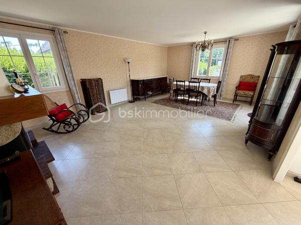 Située dans un secteur recherché de Laroche Saint Cydroine.

Venez découvrir cette charmante maison individuelle de 112m² avec sous-sol total de 100m² sur une parcelle clôturée de 1236m².

Une entrée de 9m² avec placard desservant un double salon lumineux de 33m² avec cheminée, une cuisine de 11,5m², deux chambre de 12m², une salle d'eau de 5m² avec WC et un WC séparé.
Puis un sous sol total de 100m² comprenant deux chambres de 10m² et 16m², une piece de 15m², un garage de 37m² et un grand atelier de 22,5m² et une cave de 12,5m².

Vous bénéficierez également d'un grand jardin tout autour de la maison idéal pour votre famille et recevoir des invités.

LES BONUS :
- Double vitrage PVC de 2012
- Store banne

LES COMMODITES :
- Centre-bourg de Laroche-Saint-Cydroine à quelques minutes avec boulangerie, épicerie, pharmacie, tabac, restaurants et services de proximité
- Supermarchés (Intermarché, Carrefour Market, Aldi...) à moins de 10 minutes en voiture
- Gare SNCF de Laroche–Migennes à 5 minutes en voiture (liaisons vers Auxerre, Sens, Paris-Bercy et Dijon)
- Écoles maternelle et primaire dans la commune, collège et lycée accessibles rapidement à Migennes ou Auxerre
- Accès rapide à la D606, à l'A6 (environ 15 minutes) et à l'A5 via Sens
- Nombreux commerces et services à Migennes et Auxerre
- Proximité des bords de l'Yonne et du canal de Bourgogne
- Paris accessible en environ 1h30 en train depuis la gare de Laroche–Migennes

Disponible 7jrs/7 n'hésitez pas à me contacter pour plus d'informations et organiser une visite.

VIDÉO DISPONIBLE EN LIEN SUR L’ANNONCE OU SUR DEMANDE