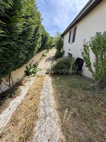 Située dans un secteur recherché de Laroche Saint Cydroine.

Venez découvrir cette charmante maison individuelle de 112m² avec sous-sol total de 100m² sur une parcelle clôturée de 1236m².

Une entrée de 9m² avec placard desservant un double salon lumineux de 33m² avec cheminée, une cuisine de 11,5m², deux chambre de 12m², une salle d'eau de 5m² avec WC et un WC séparé.
Puis un sous sol total de 100m² comprenant deux chambres de 10m² et 16m², une piece de 15m², un garage de 37m² et un grand atelier de 22,5m² et une cave de 12,5m².

Vous bénéficierez également d'un grand jardin tout autour de la maison idéal pour votre famille et recevoir des invités.

LES BONUS :
- Double vitrage PVC de 2012
- Store banne

LES COMMODITES :
- Centre-bourg de Laroche-Saint-Cydroine à quelques minutes avec boulangerie, épicerie, pharmacie, tabac, restaurants et services de proximité
- Supermarchés (Intermarché, Carrefour Market, Aldi...) à moins de 10 minutes en voiture
- Gare SNCF de Laroche–Migennes à 5 minutes en voiture (liaisons vers Auxerre, Sens, Paris-Bercy et Dijon)
- Écoles maternelle et primaire dans la commune, collège et lycée accessibles rapidement à Migennes ou Auxerre
- Accès rapide à la D606, à l'A6 (environ 15 minutes) et à l'A5 via Sens
- Nombreux commerces et services à Migennes et Auxerre
- Proximité des bords de l'Yonne et du canal de Bourgogne
- Paris accessible en environ 1h30 en train depuis la gare de Laroche–Migennes

Disponible 7jrs/7 n'hésitez pas à me contacter pour plus d'informations et organiser une visite.

VIDÉO DISPONIBLE EN LIEN SUR L’ANNONCE OU SUR DEMANDE