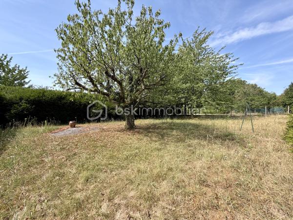 Située dans un secteur recherché de Laroche Saint Cydroine.

Venez découvrir cette charmante maison individuelle de 112m² avec sous-sol total de 100m² sur une parcelle clôturée de 1236m².

Une entrée de 9m² avec placard desservant un double salon lumineux de 33m² avec cheminée, une cuisine de 11,5m², deux chambre de 12m², une salle d'eau de 5m² avec WC et un WC séparé.
Puis un sous sol total de 100m² comprenant deux chambres de 10m² et 16m², une piece de 15m², un garage de 37m² et un grand atelier de 22,5m² et une cave de 12,5m².

Vous bénéficierez également d'un grand jardin tout autour de la maison idéal pour votre famille et recevoir des invités.

LES BONUS :
- Double vitrage PVC de 2012
- Store banne

LES COMMODITES :
- Centre-bourg de Laroche-Saint-Cydroine à quelques minutes avec boulangerie, épicerie, pharmacie, tabac, restaurants et services de proximité
- Supermarchés (Intermarché, Carrefour Market, Aldi...) à moins de 10 minutes en voiture
- Gare SNCF de Laroche–Migennes à 5 minutes en voiture (liaisons vers Auxerre, Sens, Paris-Bercy et Dijon)
- Écoles maternelle et primaire dans la commune, collège et lycée accessibles rapidement à Migennes ou Auxerre
- Accès rapide à la D606, à l'A6 (environ 15 minutes) et à l'A5 via Sens
- Nombreux commerces et services à Migennes et Auxerre
- Proximité des bords de l'Yonne et du canal de Bourgogne
- Paris accessible en environ 1h30 en train depuis la gare de Laroche–Migennes

Disponible 7jrs/7 n'hésitez pas à me contacter pour plus d'informations et organiser une visite.

VIDÉO DISPONIBLE EN LIEN SUR L’ANNONCE OU SUR DEMANDE