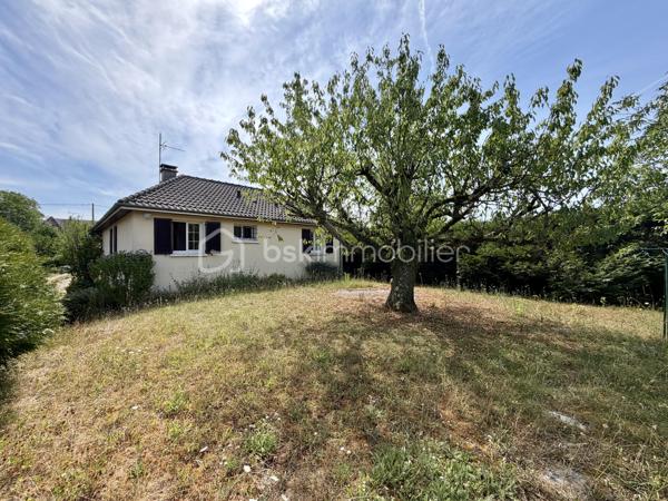 Située dans un secteur recherché de Laroche Saint Cydroine.

Venez découvrir cette charmante maison individuelle de 112m² avec sous-sol total de 100m² sur une parcelle clôturée de 1236m².

Une entrée de 9m² avec placard desservant un double salon lumineux de 33m² avec cheminée, une cuisine de 11,5m², deux chambre de 12m², une salle d'eau de 5m² avec WC et un WC séparé.
Puis un sous sol total de 100m² comprenant deux chambres de 10m² et 16m², une piece de 15m², un garage de 37m² et un grand atelier de 22,5m² et une cave de 12,5m².

Vous bénéficierez également d'un grand jardin tout autour de la maison idéal pour votre famille et recevoir des invités.

LES BONUS :
- Double vitrage PVC de 2012
- Store banne

LES COMMODITES :
- Centre-bourg de Laroche-Saint-Cydroine à quelques minutes avec boulangerie, épicerie, pharmacie, tabac, restaurants et services de proximité
- Supermarchés (Intermarché, Carrefour Market, Aldi...) à moins de 10 minutes en voiture
- Gare SNCF de Laroche–Migennes à 5 minutes en voiture (liaisons vers Auxerre, Sens, Paris-Bercy et Dijon)
- Écoles maternelle et primaire dans la commune, collège et lycée accessibles rapidement à Migennes ou Auxerre
- Accès rapide à la D606, à l'A6 (environ 15 minutes) et à l'A5 via Sens
- Nombreux commerces et services à Migennes et Auxerre
- Proximité des bords de l'Yonne et du canal de Bourgogne
- Paris accessible en environ 1h30 en train depuis la gare de Laroche–Migennes

Disponible 7jrs/7 n'hésitez pas à me contacter pour plus d'informations et organiser une visite.

VIDÉO DISPONIBLE EN LIEN SUR L’ANNONCE OU SUR DEMANDE