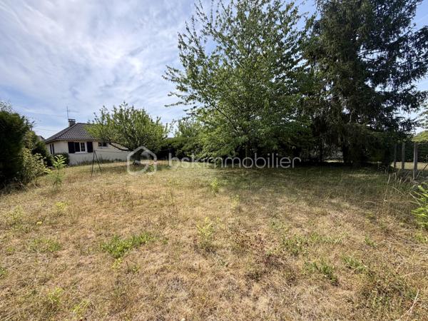 Située dans un secteur recherché de Laroche Saint Cydroine.

Venez découvrir cette charmante maison individuelle de 112m² avec sous-sol total de 100m² sur une parcelle clôturée de 1236m².

Une entrée de 9m² avec placard desservant un double salon lumineux de 33m² avec cheminée, une cuisine de 11,5m², deux chambre de 12m², une salle d'eau de 5m² avec WC et un WC séparé.
Puis un sous sol total de 100m² comprenant deux chambres de 10m² et 16m², une piece de 15m², un garage de 37m² et un grand atelier de 22,5m² et une cave de 12,5m².

Vous bénéficierez également d'un grand jardin tout autour de la maison idéal pour votre famille et recevoir des invités.

LES BONUS :
- Double vitrage PVC de 2012
- Store banne

LES COMMODITES :
- Centre-bourg de Laroche-Saint-Cydroine à quelques minutes avec boulangerie, épicerie, pharmacie, tabac, restaurants et services de proximité
- Supermarchés (Intermarché, Carrefour Market, Aldi...) à moins de 10 minutes en voiture
- Gare SNCF de Laroche–Migennes à 5 minutes en voiture (liaisons vers Auxerre, Sens, Paris-Bercy et Dijon)
- Écoles maternelle et primaire dans la commune, collège et lycée accessibles rapidement à Migennes ou Auxerre
- Accès rapide à la D606, à l'A6 (environ 15 minutes) et à l'A5 via Sens
- Nombreux commerces et services à Migennes et Auxerre
- Proximité des bords de l'Yonne et du canal de Bourgogne
- Paris accessible en environ 1h30 en train depuis la gare de Laroche–Migennes

Disponible 7jrs/7 n'hésitez pas à me contacter pour plus d'informations et organiser une visite.

VIDÉO DISPONIBLE EN LIEN SUR L’ANNONCE OU SUR DEMANDE