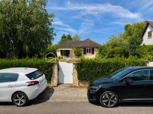 Située dans un secteur recherché de Laroche Saint Cydroine.

Venez découvrir cette charmante maison individuelle de 112m² avec sous-sol total de 100m² sur une parcelle clôturée de 1236m².

Une entrée de 9m² avec placard desservant un double salon lumineux de 33m² avec cheminée, une cuisine de 11,5m², deux chambre de 12m², une salle d'eau de 5m² avec WC et un WC séparé.
Puis un sous sol total de 100m² comprenant deux chambres de 10m² et 16m², une piece de 15m², un garage de 37m² et un grand atelier de 22,5m² et une cave de 12,5m².

Vous bénéficierez également d'un grand jardin tout autour de la maison idéal pour votre famille et recevoir des invités.

LES BONUS :
- Double vitrage PVC de 2012
- Store banne

LES COMMODITES :
- Centre-bourg de Laroche-Saint-Cydroine à quelques minutes avec boulangerie, épicerie, pharmacie, tabac, restaurants et services de proximité
- Supermarchés (Intermarché, Carrefour Market, Aldi...) à moins de 10 minutes en voiture
- Gare SNCF de Laroche–Migennes à 5 minutes en voiture (liaisons vers Auxerre, Sens, Paris-Bercy et Dijon)
- Écoles maternelle et primaire dans la commune, collège et lycée accessibles rapidement à Migennes ou Auxerre
- Accès rapide à la D606, à l'A6 (environ 15 minutes) et à l'A5 via Sens
- Nombreux commerces et services à Migennes et Auxerre
- Proximité des bords de l'Yonne et du canal de Bourgogne
- Paris accessible en environ 1h30 en train depuis la gare de Laroche–Migennes

Disponible 7jrs/7 n'hésitez pas à me contacter pour plus d'informations et organiser une visite.

VIDÉO DISPONIBLE EN LIEN SUR L’ANNONCE OU SUR DEMANDE