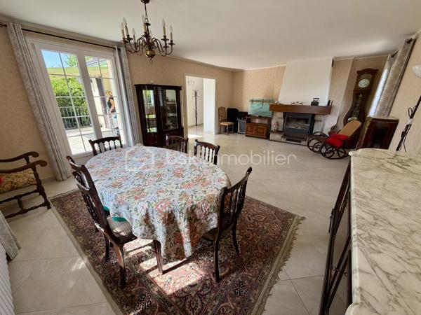 Située dans un secteur recherché de Laroche Saint Cydroine.

Venez découvrir cette charmante maison individuelle de 112m² avec sous-sol total de 100m² sur une parcelle clôturée de 1236m².

Une entrée de 9m² avec placard desservant un double salon lumineux de 33m² avec cheminée, une cuisine de 11,5m², deux chambre de 12m², une salle d'eau de 5m² avec WC et un WC séparé.
Puis un sous sol total de 100m² comprenant deux chambres de 10m² et 16m², une piece de 15m², un garage de 37m² et un grand atelier de 22,5m² et une cave de 12,5m².

Vous bénéficierez également d'un grand jardin tout autour de la maison idéal pour votre famille et recevoir des invités.

LES BONUS :
- Double vitrage PVC de 2012
- Store banne

LES COMMODITES :
- Centre-bourg de Laroche-Saint-Cydroine à quelques minutes avec boulangerie, épicerie, pharmacie, tabac, restaurants et services de proximité
- Supermarchés (Intermarché, Carrefour Market, Aldi...) à moins de 10 minutes en voiture
- Gare SNCF de Laroche–Migennes à 5 minutes en voiture (liaisons vers Auxerre, Sens, Paris-Bercy et Dijon)
- Écoles maternelle et primaire dans la commune, collège et lycée accessibles rapidement à Migennes ou Auxerre
- Accès rapide à la D606, à l'A6 (environ 15 minutes) et à l'A5 via Sens
- Nombreux commerces et services à Migennes et Auxerre
- Proximité des bords de l'Yonne et du canal de Bourgogne
- Paris accessible en environ 1h30 en train depuis la gare de Laroche–Migennes

Disponible 7jrs/7 n'hésitez pas à me contacter pour plus d'informations et organiser une visite.

VIDÉO DISPONIBLE EN LIEN SUR L’ANNONCE OU SUR DEMANDE