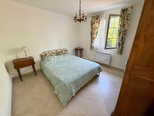 Située dans un secteur recherché de Laroche Saint Cydroine.

Venez découvrir cette charmante maison individuelle de 112m² avec sous-sol total de 100m² sur une parcelle clôturée de 1236m².

Une entrée de 9m² avec placard desservant un double salon lumineux de 33m² avec cheminée, une cuisine de 11,5m², deux chambre de 12m², une salle d'eau de 5m² avec WC et un WC séparé.
Puis un sous sol total de 100m² comprenant deux chambres de 10m² et 16m², une piece de 15m², un garage de 37m² et un grand atelier de 22,5m² et une cave de 12,5m².

Vous bénéficierez également d'un grand jardin tout autour de la maison idéal pour votre famille et recevoir des invités.

LES BONUS :
- Double vitrage PVC de 2012
- Store banne

LES COMMODITES :
- Centre-bourg de Laroche-Saint-Cydroine à quelques minutes avec boulangerie, épicerie, pharmacie, tabac, restaurants et services de proximité
- Supermarchés (Intermarché, Carrefour Market, Aldi...) à moins de 10 minutes en voiture
- Gare SNCF de Laroche–Migennes à 5 minutes en voiture (liaisons vers Auxerre, Sens, Paris-Bercy et Dijon)
- Écoles maternelle et primaire dans la commune, collège et lycée accessibles rapidement à Migennes ou Auxerre
- Accès rapide à la D606, à l'A6 (environ 15 minutes) et à l'A5 via Sens
- Nombreux commerces et services à Migennes et Auxerre
- Proximité des bords de l'Yonne et du canal de Bourgogne
- Paris accessible en environ 1h30 en train depuis la gare de Laroche–Migennes

Disponible 7jrs/7 n'hésitez pas à me contacter pour plus d'informations et organiser une visite.

VIDÉO DISPONIBLE EN LIEN SUR L’ANNONCE OU SUR DEMANDE