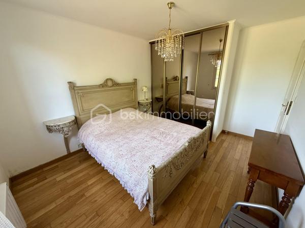 Située dans un secteur recherché de Laroche Saint Cydroine.

Venez découvrir cette charmante maison individuelle de 112m² avec sous-sol total de 100m² sur une parcelle clôturée de 1236m².

Une entrée de 9m² avec placard desservant un double salon lumineux de 33m² avec cheminée, une cuisine de 11,5m², deux chambre de 12m², une salle d'eau de 5m² avec WC et un WC séparé.
Puis un sous sol total de 100m² comprenant deux chambres de 10m² et 16m², une piece de 15m², un garage de 37m² et un grand atelier de 22,5m² et une cave de 12,5m².

Vous bénéficierez également d'un grand jardin tout autour de la maison idéal pour votre famille et recevoir des invités.

LES BONUS :
- Double vitrage PVC de 2012
- Store banne

LES COMMODITES :
- Centre-bourg de Laroche-Saint-Cydroine à quelques minutes avec boulangerie, épicerie, pharmacie, tabac, restaurants et services de proximité
- Supermarchés (Intermarché, Carrefour Market, Aldi...) à moins de 10 minutes en voiture
- Gare SNCF de Laroche–Migennes à 5 minutes en voiture (liaisons vers Auxerre, Sens, Paris-Bercy et Dijon)
- Écoles maternelle et primaire dans la commune, collège et lycée accessibles rapidement à Migennes ou Auxerre
- Accès rapide à la D606, à l'A6 (environ 15 minutes) et à l'A5 via Sens
- Nombreux commerces et services à Migennes et Auxerre
- Proximité des bords de l'Yonne et du canal de Bourgogne
- Paris accessible en environ 1h30 en train depuis la gare de Laroche–Migennes

Disponible 7jrs/7 n'hésitez pas à me contacter pour plus d'informations et organiser une visite.

VIDÉO DISPONIBLE EN LIEN SUR L’ANNONCE OU SUR DEMANDE