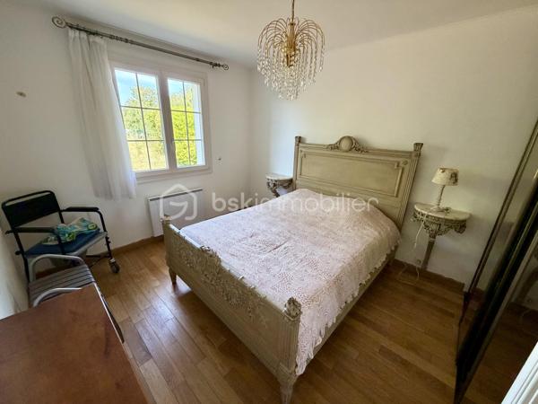 Située dans un secteur recherché de Laroche Saint Cydroine.

Venez découvrir cette charmante maison individuelle de 112m² avec sous-sol total de 100m² sur une parcelle clôturée de 1236m².

Une entrée de 9m² avec placard desservant un double salon lumineux de 33m² avec cheminée, une cuisine de 11,5m², deux chambre de 12m², une salle d'eau de 5m² avec WC et un WC séparé.
Puis un sous sol total de 100m² comprenant deux chambres de 10m² et 16m², une piece de 15m², un garage de 37m² et un grand atelier de 22,5m² et une cave de 12,5m².

Vous bénéficierez également d'un grand jardin tout autour de la maison idéal pour votre famille et recevoir des invités.

LES BONUS :
- Double vitrage PVC de 2012
- Store banne

LES COMMODITES :
- Centre-bourg de Laroche-Saint-Cydroine à quelques minutes avec boulangerie, épicerie, pharmacie, tabac, restaurants et services de proximité
- Supermarchés (Intermarché, Carrefour Market, Aldi...) à moins de 10 minutes en voiture
- Gare SNCF de Laroche–Migennes à 5 minutes en voiture (liaisons vers Auxerre, Sens, Paris-Bercy et Dijon)
- Écoles maternelle et primaire dans la commune, collège et lycée accessibles rapidement à Migennes ou Auxerre
- Accès rapide à la D606, à l'A6 (environ 15 minutes) et à l'A5 via Sens
- Nombreux commerces et services à Migennes et Auxerre
- Proximité des bords de l'Yonne et du canal de Bourgogne
- Paris accessible en environ 1h30 en train depuis la gare de Laroche–Migennes

Disponible 7jrs/7 n'hésitez pas à me contacter pour plus d'informations et organiser une visite.

VIDÉO DISPONIBLE EN LIEN SUR L’ANNONCE OU SUR DEMANDE