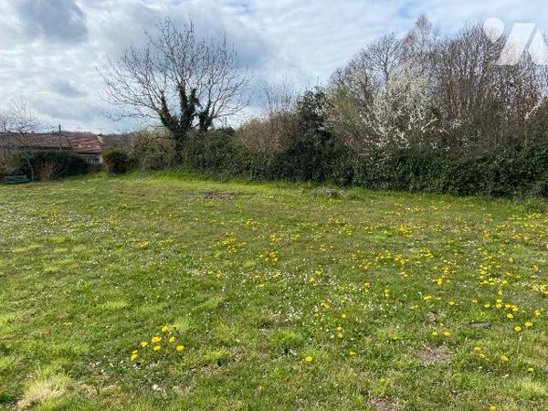 SAINT-MAMET-LA-SALVETAT, terrain à bâtir à vendre, d'une surface de 1195 m², situé pour partie ...