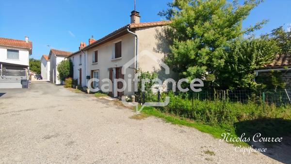À vendre à Sauzé-Vaussais : Lot de deux maisons mitoyennes à rénover