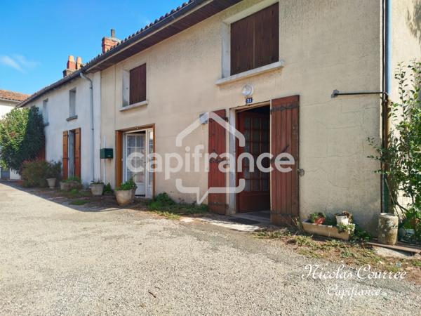 À vendre à Sauzé-Vaussais : Lot de deux maisons mitoyennes à rénover