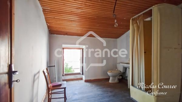 À vendre à Sauzé-Vaussais : Lot de deux maisons mitoyennes à rénover