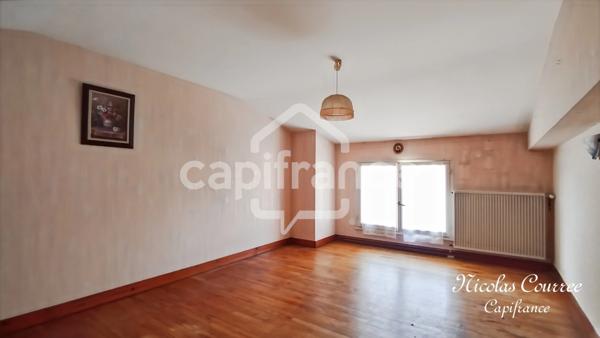 À vendre à Sauzé-Vaussais : Lot de deux maisons mitoyennes à rénover