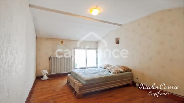 À vendre à Sauzé-Vaussais : Lot de deux maisons mitoyennes à rénover