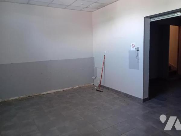 Immeuble : rdc: local commercial + pièces, wc. 1er et 2ème: pièces habitation. Cour, garage, cave.
