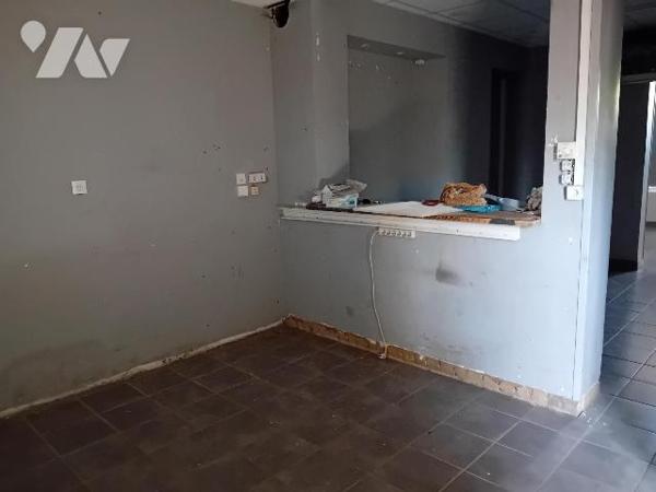Immeuble : rdc: local commercial + pièces, wc. 1er et 2ème: pièces habitation. Cour, garage, cave.