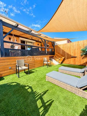 Perpignan sud, à proximité immédiate des commerces, écoles et autres commodités, découvrez cette agréable maison de 112m² habitables, baignée de lumière, alliant confort, espace et élégance... 

Dès l'entrée le coup de cœur est immédiat avec une pièce à vie de 54m² sublimée par son toit cathédrale, sa belle hauteur sous plafond qui apporte un volume et une luminosité remarquables. Les espaces sont chaleureux et harmonieusement délimités avec la salle à manger et sa cheminée, le salon, une cuisine équipée...

Coté nuit la maison dispose de 3 agréable chambres dont une en rez de chaussée. 

Le  jardin est intimiste, un véritable cocon à l'abri des regards, idéal pour profiter pleinement des beaux jours, sublimé par un aménagement soigné et remarquable. 
Une cave complète la villa 

Aucun travaux à prévoir, de beaux volumes, un jardin plein de charme, un emplacement recherché ...
A saisir...