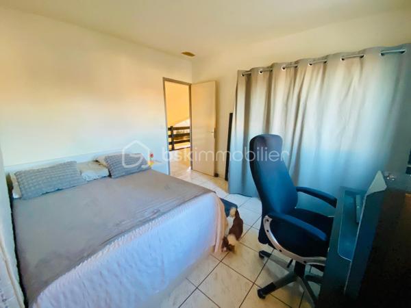 Perpignan sud, à proximité immédiate des commerces, écoles et autres commodités, découvrez cette agréable maison de 112m² habitables, baignée de lumière, alliant confort, espace et élégance... 

Dès l'entrée le coup de cœur est immédiat avec une pièce à vie de 54m² sublimée par son toit cathédrale, sa belle hauteur sous plafond qui apporte un volume et une luminosité remarquables. Les espaces sont chaleureux et harmonieusement délimités avec la salle à manger et sa cheminée, le salon, une cuisine équipée...

Coté nuit la maison dispose de 3 agréable chambres dont une en rez de chaussée. 

Le  jardin est intimiste, un véritable cocon à l'abri des regards, idéal pour profiter pleinement des beaux jours, sublimé par un aménagement soigné et remarquable. 
Une cave complète la villa 

Aucun travaux à prévoir, de beaux volumes, un jardin plein de charme, un emplacement recherché ...
A saisir...