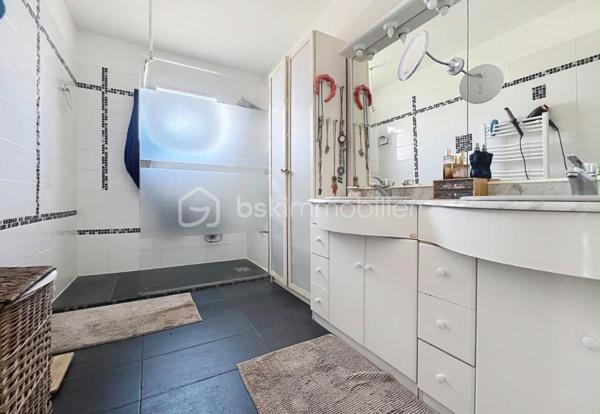 Perpignan sud, à proximité immédiate des commerces, écoles et autres commodités, découvrez cette agréable maison de 112m² habitables, baignée de lumière, alliant confort, espace et élégance... 

Dès l'entrée le coup de cœur est immédiat avec une pièce à vie de 54m² sublimée par son toit cathédrale, sa belle hauteur sous plafond qui apporte un volume et une luminosité remarquables. Les espaces sont chaleureux et harmonieusement délimités avec la salle à manger et sa cheminée, le salon, une cuisine équipée...

Coté nuit la maison dispose de 3 agréable chambres dont une en rez de chaussée. 

Le  jardin est intimiste, un véritable cocon à l'abri des regards, idéal pour profiter pleinement des beaux jours, sublimé par un aménagement soigné et remarquable. 
Une cave complète la villa 

Aucun travaux à prévoir, de beaux volumes, un jardin plein de charme, un emplacement recherché ...
A saisir...