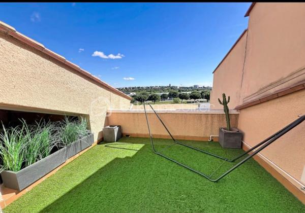Perpignan sud, à proximité immédiate des commerces, écoles et autres commodités, découvrez cette agréable maison de 112m² habitables, baignée de lumière, alliant confort, espace et élégance... 

Dès l'entrée le coup de cœur est immédiat avec une pièce à vie de 54m² sublimée par son toit cathédrale, sa belle hauteur sous plafond qui apporte un volume et une luminosité remarquables. Les espaces sont chaleureux et harmonieusement délimités avec la salle à manger et sa cheminée, le salon, une cuisine équipée...

Coté nuit la maison dispose de 3 agréable chambres dont une en rez de chaussée. 

Le  jardin est intimiste, un véritable cocon à l'abri des regards, idéal pour profiter pleinement des beaux jours, sublimé par un aménagement soigné et remarquable. 
Une cave complète la villa 

Aucun travaux à prévoir, de beaux volumes, un jardin plein de charme, un emplacement recherché ...
A saisir...