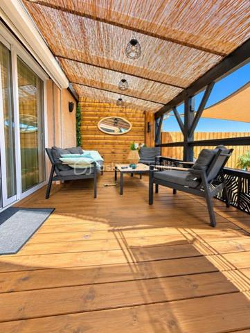 Perpignan sud, à proximité immédiate des commerces, écoles et autres commodités, découvrez cette agréable maison de 112m² habitables, baignée de lumière, alliant confort, espace et élégance... 

Dès l'entrée le coup de cœur est immédiat avec une pièce à vie de 54m² sublimée par son toit cathédrale, sa belle hauteur sous plafond qui apporte un volume et une luminosité remarquables. Les espaces sont chaleureux et harmonieusement délimités avec la salle à manger et sa cheminée, le salon, une cuisine équipée...

Coté nuit la maison dispose de 3 agréable chambres dont une en rez de chaussée. 

Le  jardin est intimiste, un véritable cocon à l'abri des regards, idéal pour profiter pleinement des beaux jours, sublimé par un aménagement soigné et remarquable. 
Une cave complète la villa 

Aucun travaux à prévoir, de beaux volumes, un jardin plein de charme, un emplacement recherché ...
A saisir...