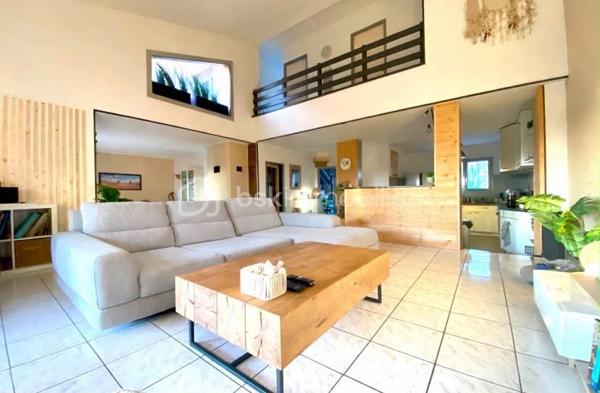 Perpignan sud, à proximité immédiate des commerces, écoles et autres commodités, découvrez cette agréable maison de 112m² habitables, baignée de lumière, alliant confort, espace et élégance... 

Dès l'entrée le coup de cœur est immédiat avec une pièce à vie de 54m² sublimée par son toit cathédrale, sa belle hauteur sous plafond qui apporte un volume et une luminosité remarquables. Les espaces sont chaleureux et harmonieusement délimités avec la salle à manger et sa cheminée, le salon, une cuisine équipée...

Coté nuit la maison dispose de 3 agréable chambres dont une en rez de chaussée. 

Le  jardin est intimiste, un véritable cocon à l'abri des regards, idéal pour profiter pleinement des beaux jours, sublimé par un aménagement soigné et remarquable. 
Une cave complète la villa 

Aucun travaux à prévoir, de beaux volumes, un jardin plein de charme, un emplacement recherché ...
A saisir...