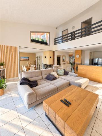 Perpignan sud, à proximité immédiate des commerces, écoles et autres commodités, découvrez cette agréable maison de 112m² habitables, baignée de lumière, alliant confort, espace et élégance... 

Dès l'entrée le coup de cœur est immédiat avec une pièce à vie de 54m² sublimée par son toit cathédrale, sa belle hauteur sous plafond qui apporte un volume et une luminosité remarquables. Les espaces sont chaleureux et harmonieusement délimités avec la salle à manger et sa cheminée, le salon, une cuisine équipée...

Coté nuit la maison dispose de 3 agréable chambres dont une en rez de chaussée. 

Le  jardin est intimiste, un véritable cocon à l'abri des regards, idéal pour profiter pleinement des beaux jours, sublimé par un aménagement soigné et remarquable. 
Une cave complète la villa 

Aucun travaux à prévoir, de beaux volumes, un jardin plein de charme, un emplacement recherché ...
A saisir...