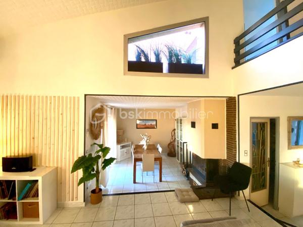 Perpignan sud, à proximité immédiate des commerces, écoles et autres commodités, découvrez cette agréable maison de 112m² habitables, baignée de lumière, alliant confort, espace et élégance... 

Dès l'entrée le coup de cœur est immédiat avec une pièce à vie de 54m² sublimée par son toit cathédrale, sa belle hauteur sous plafond qui apporte un volume et une luminosité remarquables. Les espaces sont chaleureux et harmonieusement délimités avec la salle à manger et sa cheminée, le salon, une cuisine équipée...

Coté nuit la maison dispose de 3 agréable chambres dont une en rez de chaussée. 

Le  jardin est intimiste, un véritable cocon à l'abri des regards, idéal pour profiter pleinement des beaux jours, sublimé par un aménagement soigné et remarquable. 
Une cave complète la villa 

Aucun travaux à prévoir, de beaux volumes, un jardin plein de charme, un emplacement recherché ...
A saisir...