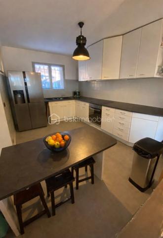 Perpignan sud, à proximité immédiate des commerces, écoles et autres commodités, découvrez cette agréable maison de 112m² habitables, baignée de lumière, alliant confort, espace et élégance... 

Dès l'entrée le coup de cœur est immédiat avec une pièce à vie de 54m² sublimée par son toit cathédrale, sa belle hauteur sous plafond qui apporte un volume et une luminosité remarquables. Les espaces sont chaleureux et harmonieusement délimités avec la salle à manger et sa cheminée, le salon, une cuisine équipée...

Coté nuit la maison dispose de 3 agréable chambres dont une en rez de chaussée. 

Le  jardin est intimiste, un véritable cocon à l'abri des regards, idéal pour profiter pleinement des beaux jours, sublimé par un aménagement soigné et remarquable. 
Une cave complète la villa 

Aucun travaux à prévoir, de beaux volumes, un jardin plein de charme, un emplacement recherché ...
A saisir...