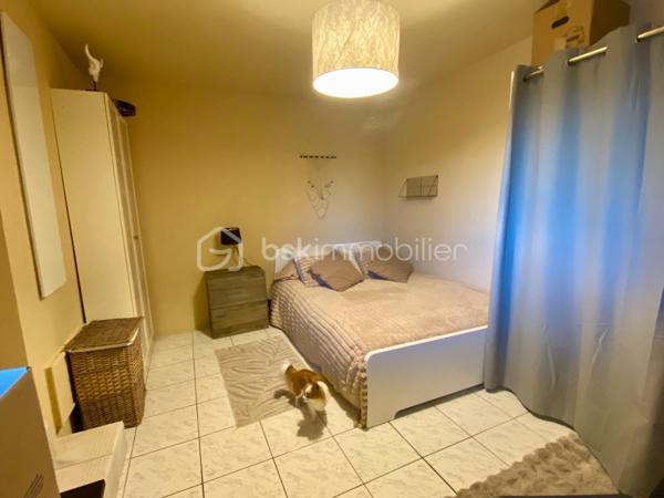 Perpignan sud, à proximité immédiate des commerces, écoles et autres commodités, découvrez cette agréable maison de 112m² habitables, baignée de lumière, alliant confort, espace et élégance... 

Dès l'entrée le coup de cœur est immédiat avec une pièce à vie de 54m² sublimée par son toit cathédrale, sa belle hauteur sous plafond qui apporte un volume et une luminosité remarquables. Les espaces sont chaleureux et harmonieusement délimités avec la salle à manger et sa cheminée, le salon, une cuisine équipée...

Coté nuit la maison dispose de 3 agréable chambres dont une en rez de chaussée. 

Le  jardin est intimiste, un véritable cocon à l'abri des regards, idéal pour profiter pleinement des beaux jours, sublimé par un aménagement soigné et remarquable. 
Une cave complète la villa 

Aucun travaux à prévoir, de beaux volumes, un jardin plein de charme, un emplacement recherché ...
A saisir...