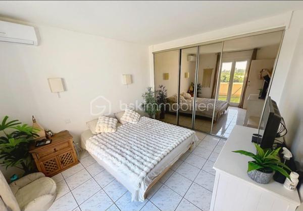 Perpignan sud, à proximité immédiate des commerces, écoles et autres commodités, découvrez cette agréable maison de 112m² habitables, baignée de lumière, alliant confort, espace et élégance... 

Dès l'entrée le coup de cœur est immédiat avec une pièce à vie de 54m² sublimée par son toit cathédrale, sa belle hauteur sous plafond qui apporte un volume et une luminosité remarquables. Les espaces sont chaleureux et harmonieusement délimités avec la salle à manger et sa cheminée, le salon, une cuisine équipée...

Coté nuit la maison dispose de 3 agréable chambres dont une en rez de chaussée. 

Le  jardin est intimiste, un véritable cocon à l'abri des regards, idéal pour profiter pleinement des beaux jours, sublimé par un aménagement soigné et remarquable. 
Une cave complète la villa 

Aucun travaux à prévoir, de beaux volumes, un jardin plein de charme, un emplacement recherché ...
A saisir...