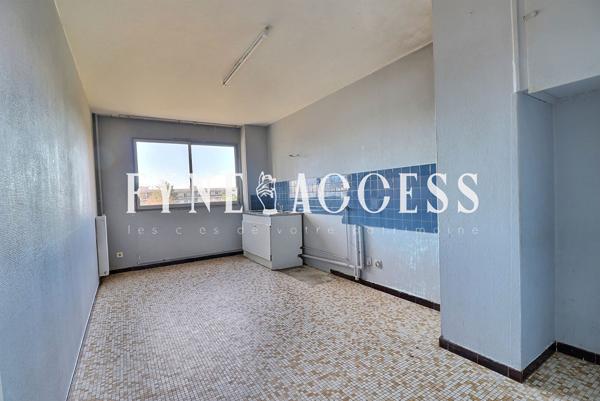 T3 - 71M² - BALCON - VÉNISSIEUX - RAVALEMENT FACADE - MINGUETTES - GARAGE - PROCHE ECOLE - COLLEGE - COMMERCES - AXES ROUTIERS A6 - A7 - ROCADE EST - TRAMWAY - METRO - BUS - GARE , Venissieux