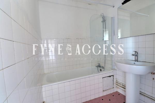 T3 - 71M² - BALCON - VÉNISSIEUX - RAVALEMENT FACADE - MINGUETTES - GARAGE - PROCHE ECOLE - COLLEGE - COMMERCES - AXES ROUTIERS A6 - A7 - ROCADE EST - TRAMWAY - METRO - BUS - GARE , Venissieux