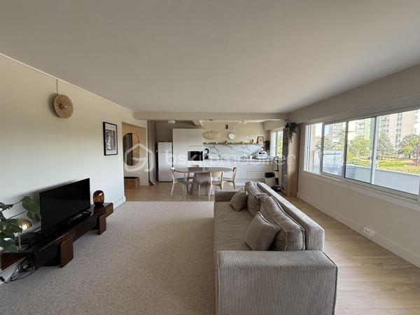 Point info : Une vidéo du logement, un dossier complet avec photos supplémentaires, diagnostics et documents relatifs au bien sont disponibles sur simple demande avant la visite.

Situé au Mans, cet appartement bénéficie d’un emplacement pratique avec les commerces au pied de l’immeuble. Vous profiterez également d’un accès direct aux grands axes routiers ( sans nuisances ) , de la piscine des Atlantides, de l’Arche de la Nature et d’un accès simple et rapide au centre-ville.

3 chambres / et un coin nuit aisément transformable en 4ème chambres.

Implanté dans une résidence calme et sécurisée avec interphone, comprenant seulement deux appartements par palier, ce bien offre un cadre de vie agréable. Une cave commune vient compléter ses prestations.

Entièrement rénové il y a moins de quatre mois par des professionnels cet appartement est prêt à accueillir ses futurs propriétaires, sans aucun travaux à prévoir.

Vous découvrirez une vaste pièce de vie de plus de 48 m², baignée de lumière grâce à ses grandes baies vitrées en aluminium. Celle-ci s’ouvre sur un balcon et une terrasse de plus de 10 m², parfaits pour profiter de l’extérieur.

La cuisine est entièrement neuve, tout comme la salle de bains et la salle d’eau. Un parquet haute résistance a été posé dans l’ensemble de l’appartement. Les fenêtres en PVC double vitrage, les volets roulants électriques avec télécommande ainsi que la porte blindée apportent un confort et une sécurité supplémentaires.

Le chauffage au sol assure une chaleur douce et homogène, tandis que l’eau chaude est comprise dans les charges.

Un bien lumineux, moderne et entièrement rénové avec des matériaux de qualité, où il ne reste plus qu’à poser vos valises.