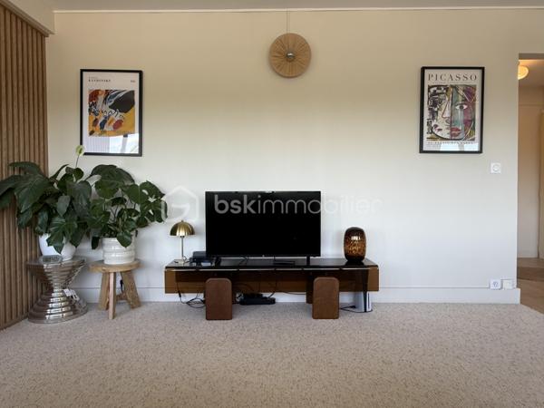 Point info : Une vidéo du logement, un dossier complet avec photos supplémentaires, diagnostics et documents relatifs au bien sont disponibles sur simple demande avant la visite.

Situé au Mans, cet appartement bénéficie d’un emplacement pratique avec les commerces au pied de l’immeuble. Vous profiterez également d’un accès direct aux grands axes routiers ( sans nuisances ) , de la piscine des Atlantides, de l’Arche de la Nature et d’un accès simple et rapide au centre-ville.

3 chambres / et un coin nuit aisément transformable en 4ème chambres.

Implanté dans une résidence calme et sécurisée avec interphone, comprenant seulement deux appartements par palier, ce bien offre un cadre de vie agréable. Une cave commune vient compléter ses prestations.

Entièrement rénové il y a moins de quatre mois par des professionnels cet appartement est prêt à accueillir ses futurs propriétaires, sans aucun travaux à prévoir.

Vous découvrirez une vaste pièce de vie de plus de 48 m², baignée de lumière grâce à ses grandes baies vitrées en aluminium. Celle-ci s’ouvre sur un balcon et une terrasse de plus de 10 m², parfaits pour profiter de l’extérieur.

La cuisine est entièrement neuve, tout comme la salle de bains et la salle d’eau. Un parquet haute résistance a été posé dans l’ensemble de l’appartement. Les fenêtres en PVC double vitrage, les volets roulants électriques avec télécommande ainsi que la porte blindée apportent un confort et une sécurité supplémentaires.

Le chauffage au sol assure une chaleur douce et homogène, tandis que l’eau chaude est comprise dans les charges.

Un bien lumineux, moderne et entièrement rénové avec des matériaux de qualité, où il ne reste plus qu’à poser vos valises.