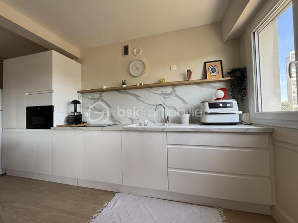 Point info : Une vidéo du logement, un dossier complet avec photos supplémentaires, diagnostics et documents relatifs au bien sont disponibles sur simple demande avant la visite.

Situé au Mans, cet appartement bénéficie d’un emplacement pratique avec les commerces au pied de l’immeuble. Vous profiterez également d’un accès direct aux grands axes routiers ( sans nuisances ) , de la piscine des Atlantides, de l’Arche de la Nature et d’un accès simple et rapide au centre-ville.

3 chambres / et un coin nuit aisément transformable en 4ème chambres.

Implanté dans une résidence calme et sécurisée avec interphone, comprenant seulement deux appartements par palier, ce bien offre un cadre de vie agréable. Une cave commune vient compléter ses prestations.

Entièrement rénové il y a moins de quatre mois par des professionnels cet appartement est prêt à accueillir ses futurs propriétaires, sans aucun travaux à prévoir.

Vous découvrirez une vaste pièce de vie de plus de 48 m², baignée de lumière grâce à ses grandes baies vitrées en aluminium. Celle-ci s’ouvre sur un balcon et une terrasse de plus de 10 m², parfaits pour profiter de l’extérieur.

La cuisine est entièrement neuve, tout comme la salle de bains et la salle d’eau. Un parquet haute résistance a été posé dans l’ensemble de l’appartement. Les fenêtres en PVC double vitrage, les volets roulants électriques avec télécommande ainsi que la porte blindée apportent un confort et une sécurité supplémentaires.

Le chauffage au sol assure une chaleur douce et homogène, tandis que l’eau chaude est comprise dans les charges.

Un bien lumineux, moderne et entièrement rénové avec des matériaux de qualité, où il ne reste plus qu’à poser vos valises.