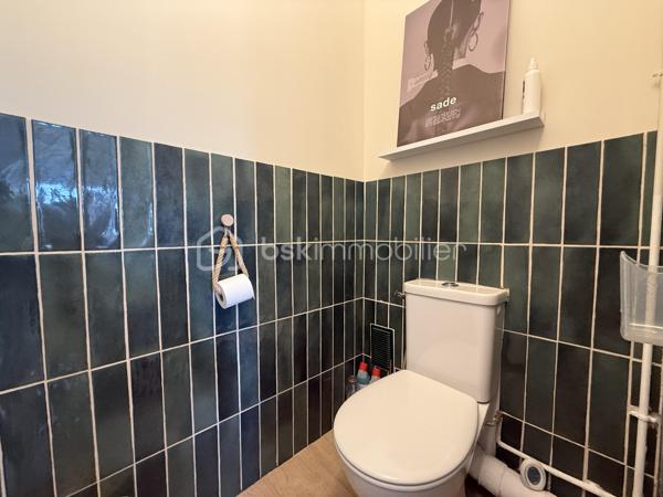 Point info : Une vidéo du logement, un dossier complet avec photos supplémentaires, diagnostics et documents relatifs au bien sont disponibles sur simple demande avant la visite.

Situé au Mans, cet appartement bénéficie d’un emplacement pratique avec les commerces au pied de l’immeuble. Vous profiterez également d’un accès direct aux grands axes routiers ( sans nuisances ) , de la piscine des Atlantides, de l’Arche de la Nature et d’un accès simple et rapide au centre-ville.

3 chambres / et un coin nuit aisément transformable en 4ème chambres.

Implanté dans une résidence calme et sécurisée avec interphone, comprenant seulement deux appartements par palier, ce bien offre un cadre de vie agréable. Une cave commune vient compléter ses prestations.

Entièrement rénové il y a moins de quatre mois par des professionnels cet appartement est prêt à accueillir ses futurs propriétaires, sans aucun travaux à prévoir.

Vous découvrirez une vaste pièce de vie de plus de 48 m², baignée de lumière grâce à ses grandes baies vitrées en aluminium. Celle-ci s’ouvre sur un balcon et une terrasse de plus de 10 m², parfaits pour profiter de l’extérieur.

La cuisine est entièrement neuve, tout comme la salle de bains et la salle d’eau. Un parquet haute résistance a été posé dans l’ensemble de l’appartement. Les fenêtres en PVC double vitrage, les volets roulants électriques avec télécommande ainsi que la porte blindée apportent un confort et une sécurité supplémentaires.

Le chauffage au sol assure une chaleur douce et homogène, tandis que l’eau chaude est comprise dans les charges.

Un bien lumineux, moderne et entièrement rénové avec des matériaux de qualité, où il ne reste plus qu’à poser vos valises.
