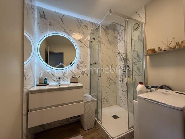 Point info : Une vidéo du logement, un dossier complet avec photos supplémentaires, diagnostics et documents relatifs au bien sont disponibles sur simple demande avant la visite.

Situé au Mans, cet appartement bénéficie d’un emplacement pratique avec les commerces au pied de l’immeuble. Vous profiterez également d’un accès direct aux grands axes routiers ( sans nuisances ) , de la piscine des Atlantides, de l’Arche de la Nature et d’un accès simple et rapide au centre-ville.

3 chambres / et un coin nuit aisément transformable en 4ème chambres.

Implanté dans une résidence calme et sécurisée avec interphone, comprenant seulement deux appartements par palier, ce bien offre un cadre de vie agréable. Une cave commune vient compléter ses prestations.

Entièrement rénové il y a moins de quatre mois par des professionnels cet appartement est prêt à accueillir ses futurs propriétaires, sans aucun travaux à prévoir.

Vous découvrirez une vaste pièce de vie de plus de 48 m², baignée de lumière grâce à ses grandes baies vitrées en aluminium. Celle-ci s’ouvre sur un balcon et une terrasse de plus de 10 m², parfaits pour profiter de l’extérieur.

La cuisine est entièrement neuve, tout comme la salle de bains et la salle d’eau. Un parquet haute résistance a été posé dans l’ensemble de l’appartement. Les fenêtres en PVC double vitrage, les volets roulants électriques avec télécommande ainsi que la porte blindée apportent un confort et une sécurité supplémentaires.

Le chauffage au sol assure une chaleur douce et homogène, tandis que l’eau chaude est comprise dans les charges.

Un bien lumineux, moderne et entièrement rénové avec des matériaux de qualité, où il ne reste plus qu’à poser vos valises.