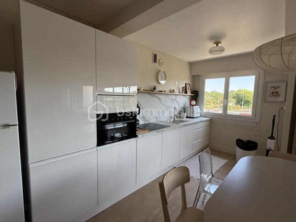 Point info : Une vidéo du logement, un dossier complet avec photos supplémentaires, diagnostics et documents relatifs au bien sont disponibles sur simple demande avant la visite.

Situé au Mans, cet appartement bénéficie d’un emplacement pratique avec les commerces au pied de l’immeuble. Vous profiterez également d’un accès direct aux grands axes routiers ( sans nuisances ) , de la piscine des Atlantides, de l’Arche de la Nature et d’un accès simple et rapide au centre-ville.

3 chambres / et un coin nuit aisément transformable en 4ème chambres.

Implanté dans une résidence calme et sécurisée avec interphone, comprenant seulement deux appartements par palier, ce bien offre un cadre de vie agréable. Une cave commune vient compléter ses prestations.

Entièrement rénové il y a moins de quatre mois par des professionnels cet appartement est prêt à accueillir ses futurs propriétaires, sans aucun travaux à prévoir.

Vous découvrirez une vaste pièce de vie de plus de 48 m², baignée de lumière grâce à ses grandes baies vitrées en aluminium. Celle-ci s’ouvre sur un balcon et une terrasse de plus de 10 m², parfaits pour profiter de l’extérieur.

La cuisine est entièrement neuve, tout comme la salle de bains et la salle d’eau. Un parquet haute résistance a été posé dans l’ensemble de l’appartement. Les fenêtres en PVC double vitrage, les volets roulants électriques avec télécommande ainsi que la porte blindée apportent un confort et une sécurité supplémentaires.

Le chauffage au sol assure une chaleur douce et homogène, tandis que l’eau chaude est comprise dans les charges.

Un bien lumineux, moderne et entièrement rénové avec des matériaux de qualité, où il ne reste plus qu’à poser vos valises.