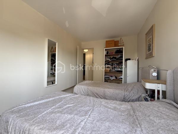 Point info : Une vidéo du logement, un dossier complet avec photos supplémentaires, diagnostics et documents relatifs au bien sont disponibles sur simple demande avant la visite.

Situé au Mans, cet appartement bénéficie d’un emplacement pratique avec les commerces au pied de l’immeuble. Vous profiterez également d’un accès direct aux grands axes routiers ( sans nuisances ) , de la piscine des Atlantides, de l’Arche de la Nature et d’un accès simple et rapide au centre-ville.

3 chambres / et un coin nuit aisément transformable en 4ème chambres.

Implanté dans une résidence calme et sécurisée avec interphone, comprenant seulement deux appartements par palier, ce bien offre un cadre de vie agréable. Une cave commune vient compléter ses prestations.

Entièrement rénové il y a moins de quatre mois par des professionnels cet appartement est prêt à accueillir ses futurs propriétaires, sans aucun travaux à prévoir.

Vous découvrirez une vaste pièce de vie de plus de 48 m², baignée de lumière grâce à ses grandes baies vitrées en aluminium. Celle-ci s’ouvre sur un balcon et une terrasse de plus de 10 m², parfaits pour profiter de l’extérieur.

La cuisine est entièrement neuve, tout comme la salle de bains et la salle d’eau. Un parquet haute résistance a été posé dans l’ensemble de l’appartement. Les fenêtres en PVC double vitrage, les volets roulants électriques avec télécommande ainsi que la porte blindée apportent un confort et une sécurité supplémentaires.

Le chauffage au sol assure une chaleur douce et homogène, tandis que l’eau chaude est comprise dans les charges.

Un bien lumineux, moderne et entièrement rénové avec des matériaux de qualité, où il ne reste plus qu’à poser vos valises.