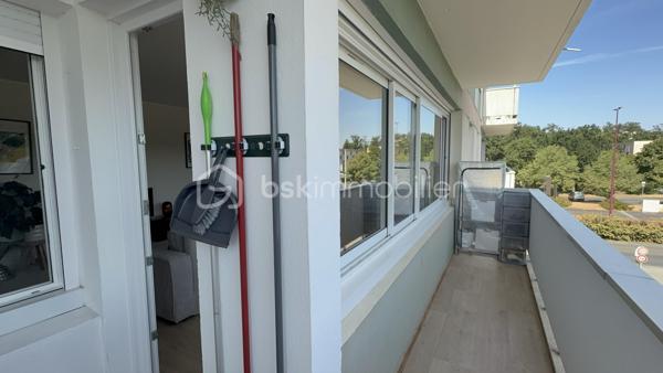 Point info : Une vidéo du logement, un dossier complet avec photos supplémentaires, diagnostics et documents relatifs au bien sont disponibles sur simple demande avant la visite.

Situé au Mans, cet appartement bénéficie d’un emplacement pratique avec les commerces au pied de l’immeuble. Vous profiterez également d’un accès direct aux grands axes routiers ( sans nuisances ) , de la piscine des Atlantides, de l’Arche de la Nature et d’un accès simple et rapide au centre-ville.

3 chambres / et un coin nuit aisément transformable en 4ème chambres.

Implanté dans une résidence calme et sécurisée avec interphone, comprenant seulement deux appartements par palier, ce bien offre un cadre de vie agréable. Une cave commune vient compléter ses prestations.

Entièrement rénové il y a moins de quatre mois par des professionnels cet appartement est prêt à accueillir ses futurs propriétaires, sans aucun travaux à prévoir.

Vous découvrirez une vaste pièce de vie de plus de 48 m², baignée de lumière grâce à ses grandes baies vitrées en aluminium. Celle-ci s’ouvre sur un balcon et une terrasse de plus de 10 m², parfaits pour profiter de l’extérieur.

La cuisine est entièrement neuve, tout comme la salle de bains et la salle d’eau. Un parquet haute résistance a été posé dans l’ensemble de l’appartement. Les fenêtres en PVC double vitrage, les volets roulants électriques avec télécommande ainsi que la porte blindée apportent un confort et une sécurité supplémentaires.

Le chauffage au sol assure une chaleur douce et homogène, tandis que l’eau chaude est comprise dans les charges.

Un bien lumineux, moderne et entièrement rénové avec des matériaux de qualité, où il ne reste plus qu’à poser vos valises.