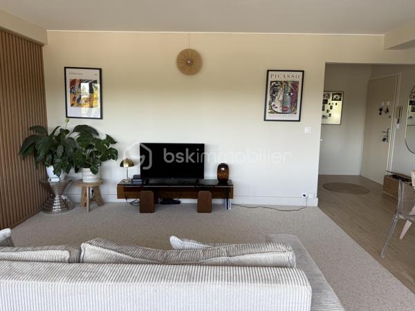 Point info : Une vidéo du logement, un dossier complet avec photos supplémentaires, diagnostics et documents relatifs au bien sont disponibles sur simple demande avant la visite.

Situé au Mans, cet appartement bénéficie d’un emplacement pratique avec les commerces au pied de l’immeuble. Vous profiterez également d’un accès direct aux grands axes routiers ( sans nuisances ) , de la piscine des Atlantides, de l’Arche de la Nature et d’un accès simple et rapide au centre-ville.

3 chambres / et un coin nuit aisément transformable en 4ème chambres.

Implanté dans une résidence calme et sécurisée avec interphone, comprenant seulement deux appartements par palier, ce bien offre un cadre de vie agréable. Une cave commune vient compléter ses prestations.

Entièrement rénové il y a moins de quatre mois par des professionnels cet appartement est prêt à accueillir ses futurs propriétaires, sans aucun travaux à prévoir.

Vous découvrirez une vaste pièce de vie de plus de 48 m², baignée de lumière grâce à ses grandes baies vitrées en aluminium. Celle-ci s’ouvre sur un balcon et une terrasse de plus de 10 m², parfaits pour profiter de l’extérieur.

La cuisine est entièrement neuve, tout comme la salle de bains et la salle d’eau. Un parquet haute résistance a été posé dans l’ensemble de l’appartement. Les fenêtres en PVC double vitrage, les volets roulants électriques avec télécommande ainsi que la porte blindée apportent un confort et une sécurité supplémentaires.

Le chauffage au sol assure une chaleur douce et homogène, tandis que l’eau chaude est comprise dans les charges.

Un bien lumineux, moderne et entièrement rénové avec des matériaux de qualité, où il ne reste plus qu’à poser vos valises.