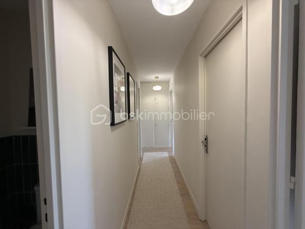 Point info : Une vidéo du logement, un dossier complet avec photos supplémentaires, diagnostics et documents relatifs au bien sont disponibles sur simple demande avant la visite.

Situé au Mans, cet appartement bénéficie d’un emplacement pratique avec les commerces au pied de l’immeuble. Vous profiterez également d’un accès direct aux grands axes routiers ( sans nuisances ) , de la piscine des Atlantides, de l’Arche de la Nature et d’un accès simple et rapide au centre-ville.

3 chambres / et un coin nuit aisément transformable en 4ème chambres.

Implanté dans une résidence calme et sécurisée avec interphone, comprenant seulement deux appartements par palier, ce bien offre un cadre de vie agréable. Une cave commune vient compléter ses prestations.

Entièrement rénové il y a moins de quatre mois par des professionnels cet appartement est prêt à accueillir ses futurs propriétaires, sans aucun travaux à prévoir.

Vous découvrirez une vaste pièce de vie de plus de 48 m², baignée de lumière grâce à ses grandes baies vitrées en aluminium. Celle-ci s’ouvre sur un balcon et une terrasse de plus de 10 m², parfaits pour profiter de l’extérieur.

La cuisine est entièrement neuve, tout comme la salle de bains et la salle d’eau. Un parquet haute résistance a été posé dans l’ensemble de l’appartement. Les fenêtres en PVC double vitrage, les volets roulants électriques avec télécommande ainsi que la porte blindée apportent un confort et une sécurité supplémentaires.

Le chauffage au sol assure une chaleur douce et homogène, tandis que l’eau chaude est comprise dans les charges.

Un bien lumineux, moderne et entièrement rénové avec des matériaux de qualité, où il ne reste plus qu’à poser vos valises.