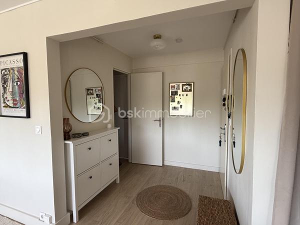 Point info : Une vidéo du logement, un dossier complet avec photos supplémentaires, diagnostics et documents relatifs au bien sont disponibles sur simple demande avant la visite.

Situé au Mans, cet appartement bénéficie d’un emplacement pratique avec les commerces au pied de l’immeuble. Vous profiterez également d’un accès direct aux grands axes routiers ( sans nuisances ) , de la piscine des Atlantides, de l’Arche de la Nature et d’un accès simple et rapide au centre-ville.

3 chambres / et un coin nuit aisément transformable en 4ème chambres.

Implanté dans une résidence calme et sécurisée avec interphone, comprenant seulement deux appartements par palier, ce bien offre un cadre de vie agréable. Une cave commune vient compléter ses prestations.

Entièrement rénové il y a moins de quatre mois par des professionnels cet appartement est prêt à accueillir ses futurs propriétaires, sans aucun travaux à prévoir.

Vous découvrirez une vaste pièce de vie de plus de 48 m², baignée de lumière grâce à ses grandes baies vitrées en aluminium. Celle-ci s’ouvre sur un balcon et une terrasse de plus de 10 m², parfaits pour profiter de l’extérieur.

La cuisine est entièrement neuve, tout comme la salle de bains et la salle d’eau. Un parquet haute résistance a été posé dans l’ensemble de l’appartement. Les fenêtres en PVC double vitrage, les volets roulants électriques avec télécommande ainsi que la porte blindée apportent un confort et une sécurité supplémentaires.

Le chauffage au sol assure une chaleur douce et homogène, tandis que l’eau chaude est comprise dans les charges.

Un bien lumineux, moderne et entièrement rénové avec des matériaux de qualité, où il ne reste plus qu’à poser vos valises.