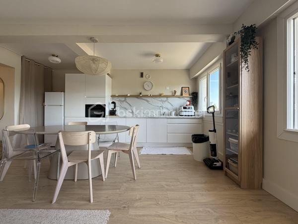 Point info : Une vidéo du logement, un dossier complet avec photos supplémentaires, diagnostics et documents relatifs au bien sont disponibles sur simple demande avant la visite.

Situé au Mans, cet appartement bénéficie d’un emplacement pratique avec les commerces au pied de l’immeuble. Vous profiterez également d’un accès direct aux grands axes routiers ( sans nuisances ) , de la piscine des Atlantides, de l’Arche de la Nature et d’un accès simple et rapide au centre-ville.

3 chambres / et un coin nuit aisément transformable en 4ème chambres.

Implanté dans une résidence calme et sécurisée avec interphone, comprenant seulement deux appartements par palier, ce bien offre un cadre de vie agréable. Une cave commune vient compléter ses prestations.

Entièrement rénové il y a moins de quatre mois par des professionnels cet appartement est prêt à accueillir ses futurs propriétaires, sans aucun travaux à prévoir.

Vous découvrirez une vaste pièce de vie de plus de 48 m², baignée de lumière grâce à ses grandes baies vitrées en aluminium. Celle-ci s’ouvre sur un balcon et une terrasse de plus de 10 m², parfaits pour profiter de l’extérieur.

La cuisine est entièrement neuve, tout comme la salle de bains et la salle d’eau. Un parquet haute résistance a été posé dans l’ensemble de l’appartement. Les fenêtres en PVC double vitrage, les volets roulants électriques avec télécommande ainsi que la porte blindée apportent un confort et une sécurité supplémentaires.

Le chauffage au sol assure une chaleur douce et homogène, tandis que l’eau chaude est comprise dans les charges.

Un bien lumineux, moderne et entièrement rénové avec des matériaux de qualité, où il ne reste plus qu’à poser vos valises.