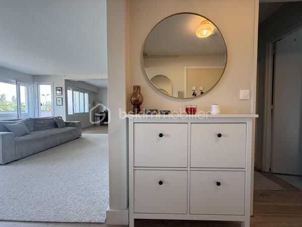 Point info : Une vidéo du logement, un dossier complet avec photos supplémentaires, diagnostics et documents relatifs au bien sont disponibles sur simple demande avant la visite.

Situé au Mans, cet appartement bénéficie d’un emplacement pratique avec les commerces au pied de l’immeuble. Vous profiterez également d’un accès direct aux grands axes routiers ( sans nuisances ) , de la piscine des Atlantides, de l’Arche de la Nature et d’un accès simple et rapide au centre-ville.

3 chambres / et un coin nuit aisément transformable en 4ème chambres.

Implanté dans une résidence calme et sécurisée avec interphone, comprenant seulement deux appartements par palier, ce bien offre un cadre de vie agréable. Une cave commune vient compléter ses prestations.

Entièrement rénové il y a moins de quatre mois par des professionnels cet appartement est prêt à accueillir ses futurs propriétaires, sans aucun travaux à prévoir.

Vous découvrirez une vaste pièce de vie de plus de 48 m², baignée de lumière grâce à ses grandes baies vitrées en aluminium. Celle-ci s’ouvre sur un balcon et une terrasse de plus de 10 m², parfaits pour profiter de l’extérieur.

La cuisine est entièrement neuve, tout comme la salle de bains et la salle d’eau. Un parquet haute résistance a été posé dans l’ensemble de l’appartement. Les fenêtres en PVC double vitrage, les volets roulants électriques avec télécommande ainsi que la porte blindée apportent un confort et une sécurité supplémentaires.

Le chauffage au sol assure une chaleur douce et homogène, tandis que l’eau chaude est comprise dans les charges.

Un bien lumineux, moderne et entièrement rénové avec des matériaux de qualité, où il ne reste plus qu’à poser vos valises.