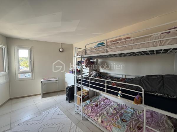 Point info : Une vidéo du logement, un dossier complet avec photos supplémentaires, diagnostics et documents relatifs au bien sont disponibles sur simple demande avant la visite.

Situé au Mans, cet appartement bénéficie d’un emplacement pratique avec les commerces au pied de l’immeuble. Vous profiterez également d’un accès direct aux grands axes routiers ( sans nuisances ) , de la piscine des Atlantides, de l’Arche de la Nature et d’un accès simple et rapide au centre-ville.

3 chambres / et un coin nuit aisément transformable en 4ème chambres.

Implanté dans une résidence calme et sécurisée avec interphone, comprenant seulement deux appartements par palier, ce bien offre un cadre de vie agréable. Une cave commune vient compléter ses prestations.

Entièrement rénové il y a moins de quatre mois par des professionnels cet appartement est prêt à accueillir ses futurs propriétaires, sans aucun travaux à prévoir.

Vous découvrirez une vaste pièce de vie de plus de 48 m², baignée de lumière grâce à ses grandes baies vitrées en aluminium. Celle-ci s’ouvre sur un balcon et une terrasse de plus de 10 m², parfaits pour profiter de l’extérieur.

La cuisine est entièrement neuve, tout comme la salle de bains et la salle d’eau. Un parquet haute résistance a été posé dans l’ensemble de l’appartement. Les fenêtres en PVC double vitrage, les volets roulants électriques avec télécommande ainsi que la porte blindée apportent un confort et une sécurité supplémentaires.

Le chauffage au sol assure une chaleur douce et homogène, tandis que l’eau chaude est comprise dans les charges.

Un bien lumineux, moderne et entièrement rénové avec des matériaux de qualité, où il ne reste plus qu’à poser vos valises.