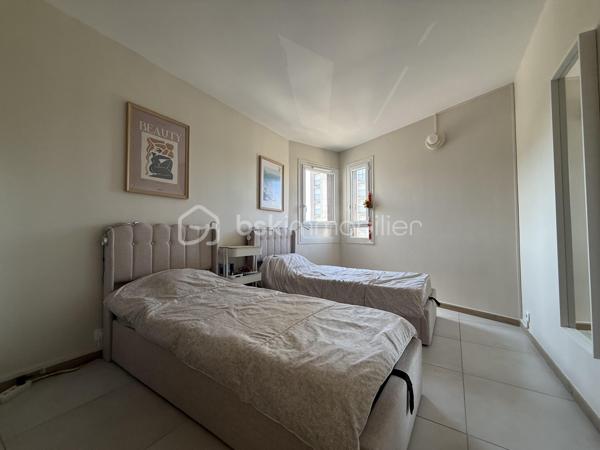 Point info : Une vidéo du logement, un dossier complet avec photos supplémentaires, diagnostics et documents relatifs au bien sont disponibles sur simple demande avant la visite.

Situé au Mans, cet appartement bénéficie d’un emplacement pratique avec les commerces au pied de l’immeuble. Vous profiterez également d’un accès direct aux grands axes routiers ( sans nuisances ) , de la piscine des Atlantides, de l’Arche de la Nature et d’un accès simple et rapide au centre-ville.

3 chambres / et un coin nuit aisément transformable en 4ème chambres.

Implanté dans une résidence calme et sécurisée avec interphone, comprenant seulement deux appartements par palier, ce bien offre un cadre de vie agréable. Une cave commune vient compléter ses prestations.

Entièrement rénové il y a moins de quatre mois par des professionnels cet appartement est prêt à accueillir ses futurs propriétaires, sans aucun travaux à prévoir.

Vous découvrirez une vaste pièce de vie de plus de 48 m², baignée de lumière grâce à ses grandes baies vitrées en aluminium. Celle-ci s’ouvre sur un balcon et une terrasse de plus de 10 m², parfaits pour profiter de l’extérieur.

La cuisine est entièrement neuve, tout comme la salle de bains et la salle d’eau. Un parquet haute résistance a été posé dans l’ensemble de l’appartement. Les fenêtres en PVC double vitrage, les volets roulants électriques avec télécommande ainsi que la porte blindée apportent un confort et une sécurité supplémentaires.

Le chauffage au sol assure une chaleur douce et homogène, tandis que l’eau chaude est comprise dans les charges.

Un bien lumineux, moderne et entièrement rénové avec des matériaux de qualité, où il ne reste plus qu’à poser vos valises.