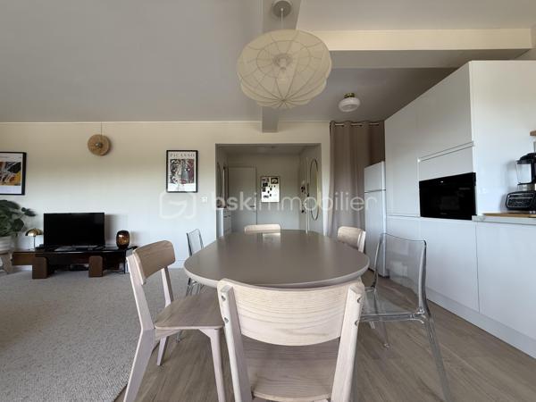 Point info : Une vidéo du logement, un dossier complet avec photos supplémentaires, diagnostics et documents relatifs au bien sont disponibles sur simple demande avant la visite.

Situé au Mans, cet appartement bénéficie d’un emplacement pratique avec les commerces au pied de l’immeuble. Vous profiterez également d’un accès direct aux grands axes routiers ( sans nuisances ) , de la piscine des Atlantides, de l’Arche de la Nature et d’un accès simple et rapide au centre-ville.

3 chambres / et un coin nuit aisément transformable en 4ème chambres.

Implanté dans une résidence calme et sécurisée avec interphone, comprenant seulement deux appartements par palier, ce bien offre un cadre de vie agréable. Une cave commune vient compléter ses prestations.

Entièrement rénové il y a moins de quatre mois par des professionnels cet appartement est prêt à accueillir ses futurs propriétaires, sans aucun travaux à prévoir.

Vous découvrirez une vaste pièce de vie de plus de 48 m², baignée de lumière grâce à ses grandes baies vitrées en aluminium. Celle-ci s’ouvre sur un balcon et une terrasse de plus de 10 m², parfaits pour profiter de l’extérieur.

La cuisine est entièrement neuve, tout comme la salle de bains et la salle d’eau. Un parquet haute résistance a été posé dans l’ensemble de l’appartement. Les fenêtres en PVC double vitrage, les volets roulants électriques avec télécommande ainsi que la porte blindée apportent un confort et une sécurité supplémentaires.

Le chauffage au sol assure une chaleur douce et homogène, tandis que l’eau chaude est comprise dans les charges.

Un bien lumineux, moderne et entièrement rénové avec des matériaux de qualité, où il ne reste plus qu’à poser vos valises.